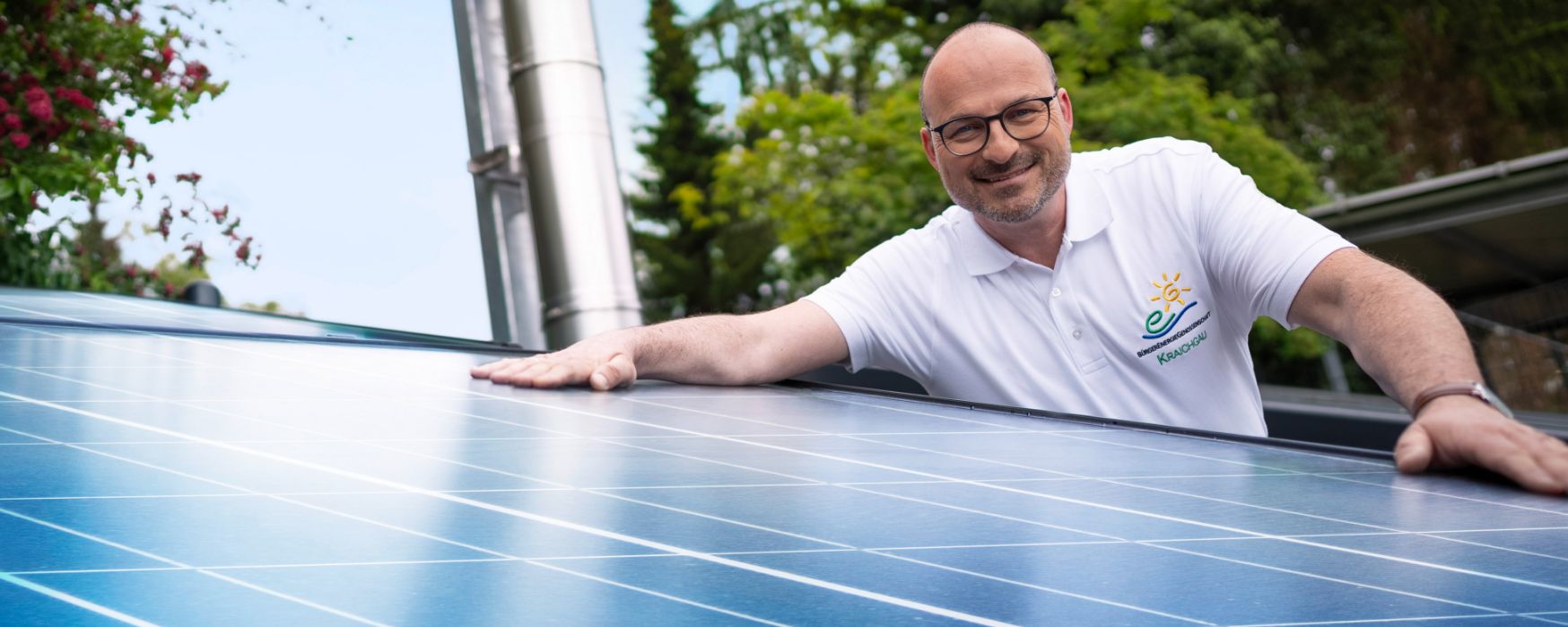 Mann hält seine Hände auf einer PV Anlage